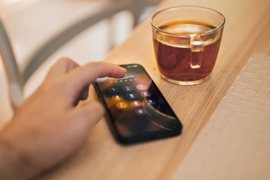 Bàn tay mở khóa điện thoại