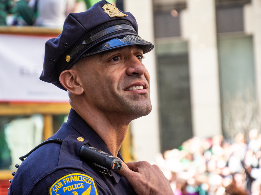 Chú công an đứng làm nhiệm vụ