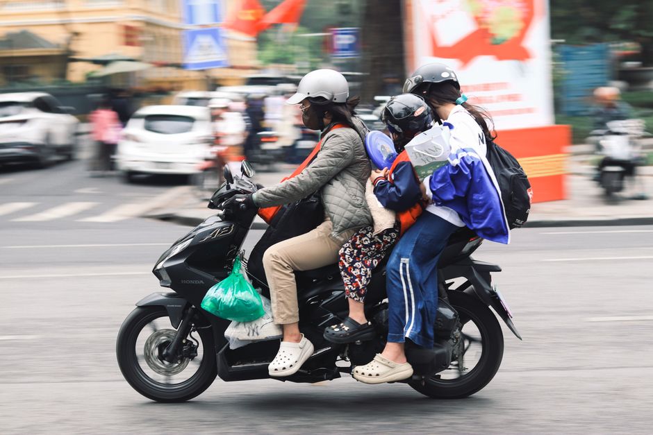 Cả gia đình cùng đi xe máy