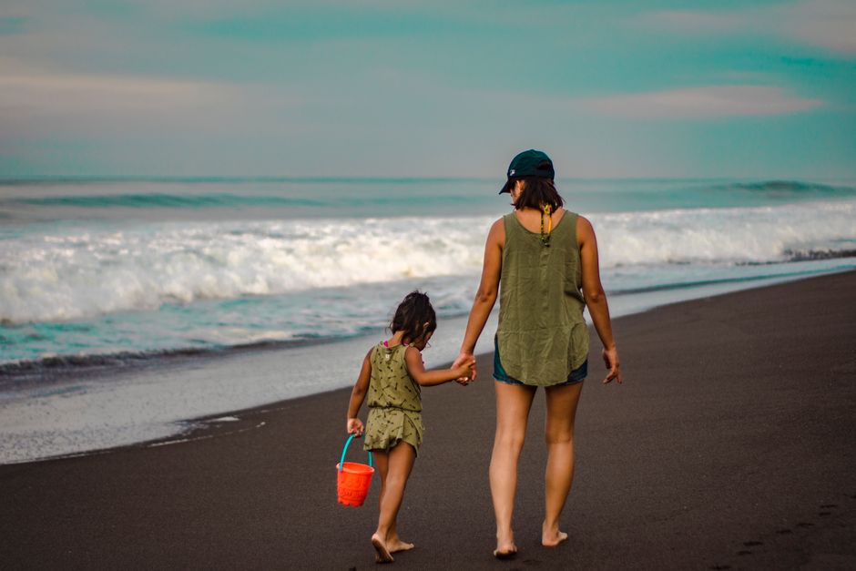 Mẹ và con đi dạo trên bãi biển