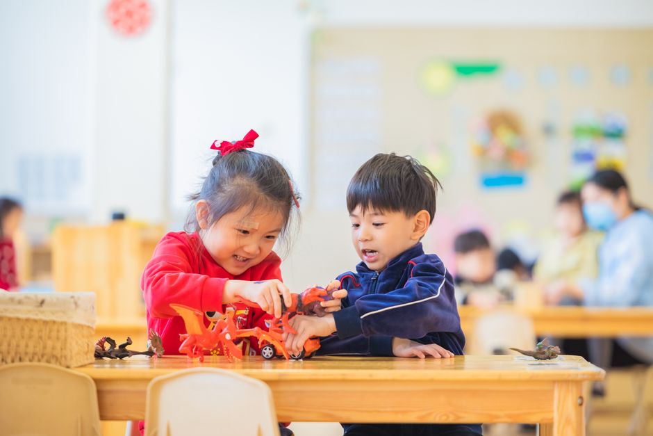 Các bạn nhỏ chơi cùng nhau trong lớp