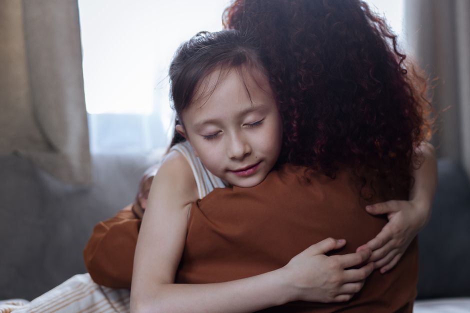 Mẹ ôm bé vỗ về an ủi
