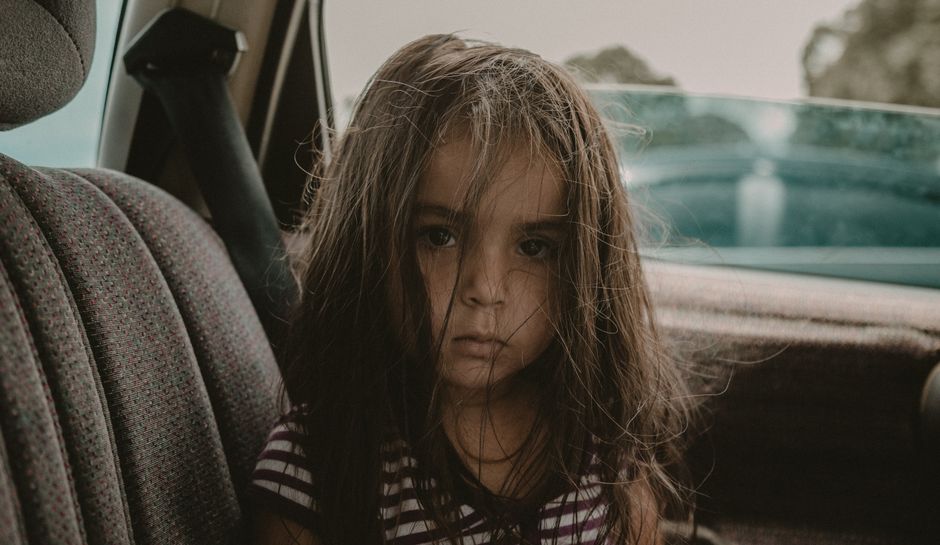 Bé ngồi ngay ngắn trên ghế ô tô