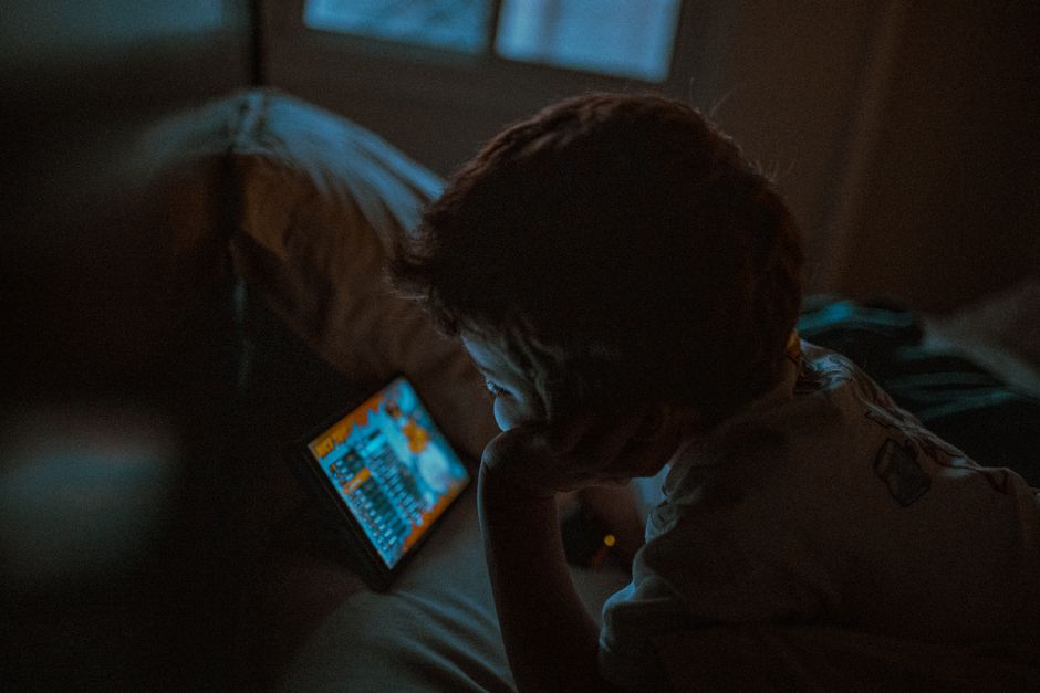 Bé đang xem video trên máy tính bảng